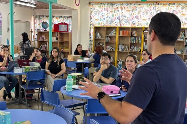 Fotografia de Presentacion a varios docentes de institucion sobre BBC micro:bit