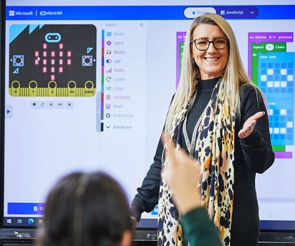 Una docente en clases de BBC micro:bit, programación en bloque con estudiantes de básica.